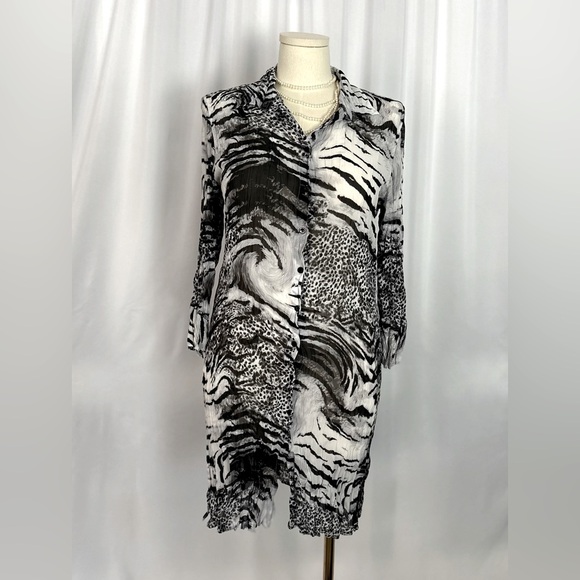Violet & Claire Women's Button-Down Blouse or Tunic Animal Print (700) - Picture 1 of 14